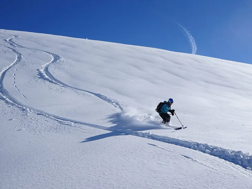 Off-Piste Mountain Guide