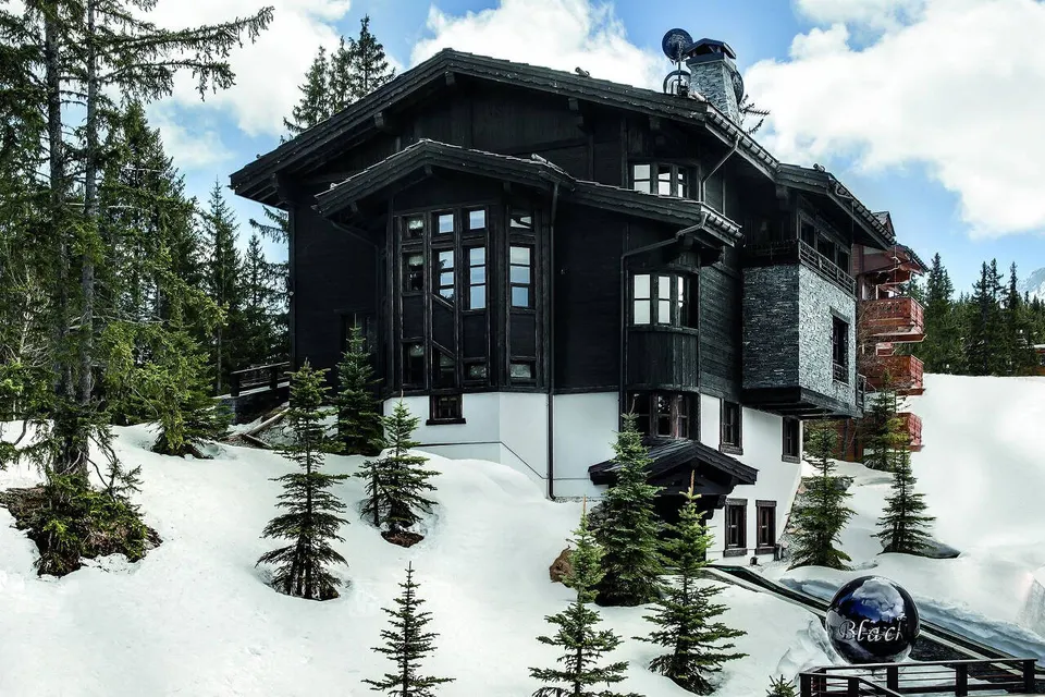 Chalet Black Pearl photograph 2