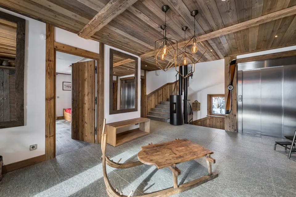 Chalet Queen Mijane photograph 4