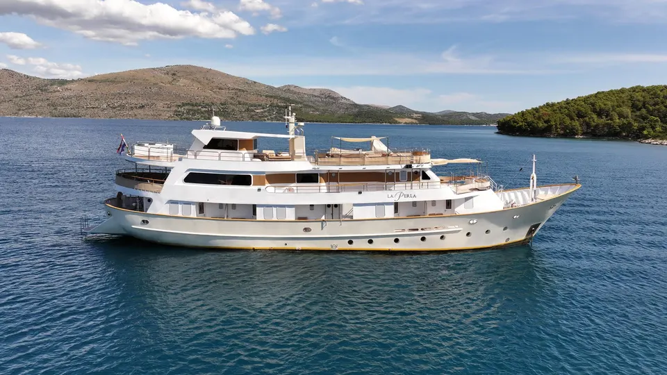 LA PERLA private yacht charter